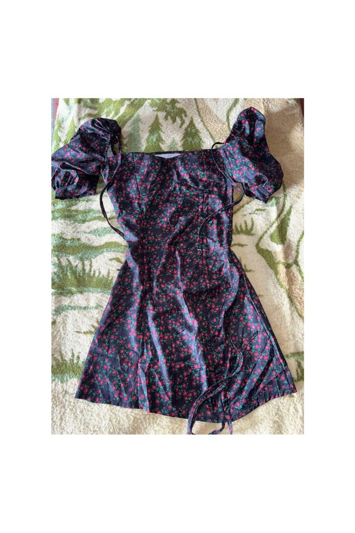 Sexy Floral Mini Dress (Category: Dresses) located in San Pablo. Submitted by sellrie (Listing ID 1354930929, Image 1). Description: no ww padded sa may chest area!.