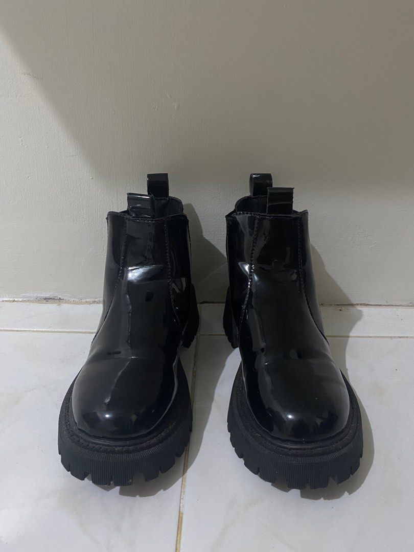 Shein Slip-on Chelsea Boots (Category: Boots) located in Bacoor. Submitted by lrmonzon (Listing ID 1354947909, Image 3). Description: - bought from shein - has minor stains - pre-loved - US 8, EU 39 - loc: bacoor, cavite.