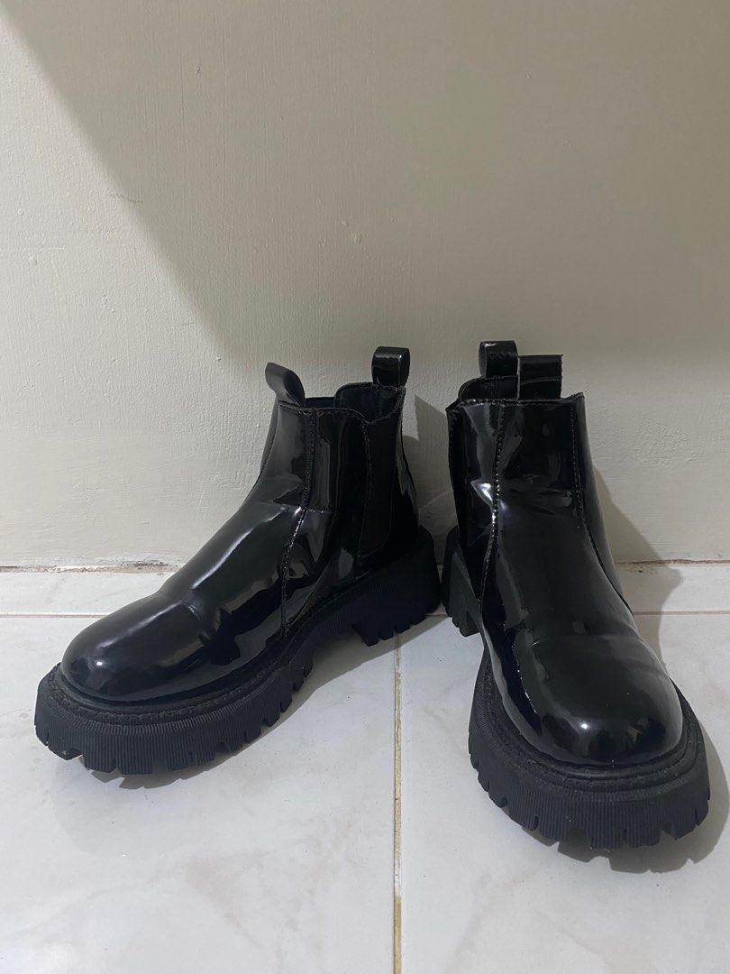 Shein Slip-on Chelsea Boots (Category: Boots) located in Bacoor. Submitted by lrmonzon (Listing ID 1354947909, Image 2). Description: - bought from shein - has minor stains - pre-loved - US 8, EU 39 - loc: bacoor, cavite.