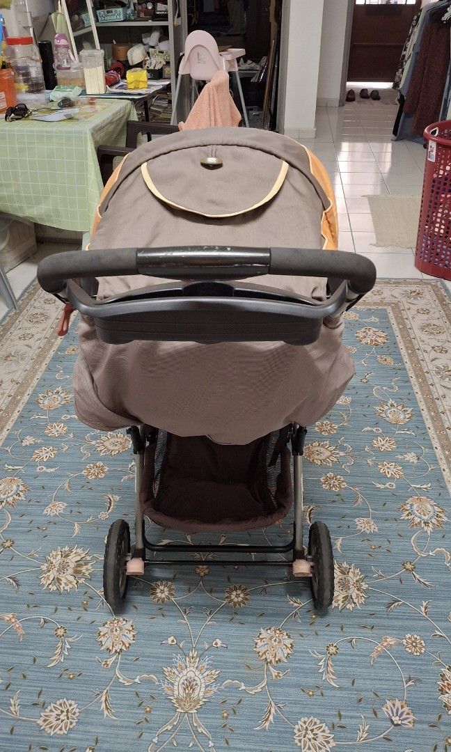 Stroller (Category: Strollers) located in Shah Alam. Submitted by vastfalcon_a7d5bb (Listing ID 1354922209, Image 3). Description: Baby stroller ups for grabs. Good condition. No problem. Self pick up at Taman Molek, Johor Bahru.