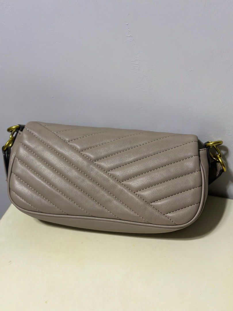 Tory Burch Nude Shoulder Bag Purse (Category: Purses & Pouches) located in Muntinlupa City. Submitted by ann.hr (Listing ID 1355036958, Image 2). Description: .