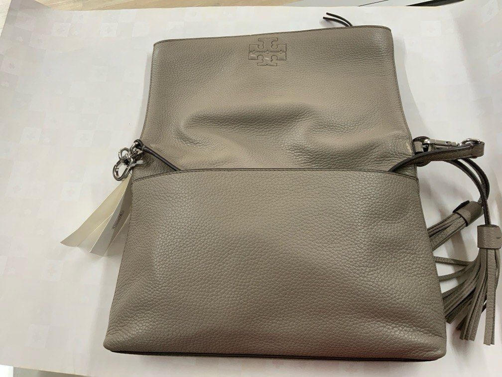 Tory Burch purse (Category: Purses & Pouches) located in Singapore. Submitted by redcrossshop (Listing ID 1354986955, Image 3). Description: Tory Burch bag in good condition. Support the go green movement and give pre-loved items a second life. Do Shop for a good Cause. Self-collection at: Red Cross House 15 Penang Lane Singapore 238486 Mon-Fri 10am - 5pm DISCLAIMER: Items listed are in-kind donations hence there will be no warranty, exchange or 