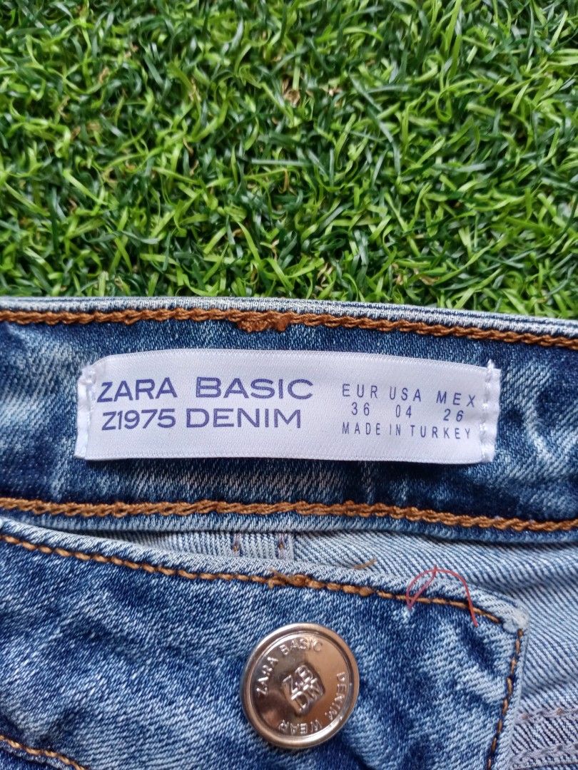 Zara Basic Z1975 Denim Painted Beaded Flowers (Category: Jeans) located in Taguig. Submitted by Wacofancy (Listing ID 1355039100, Image 3). Description: Condition 10/10 Stretch Skinny Size on tag: Mex 26 Actual Size: Waist 26-28 Length 37 Thigh 9 Leg opening 4.5 *Actual color may vary due to lighting..
