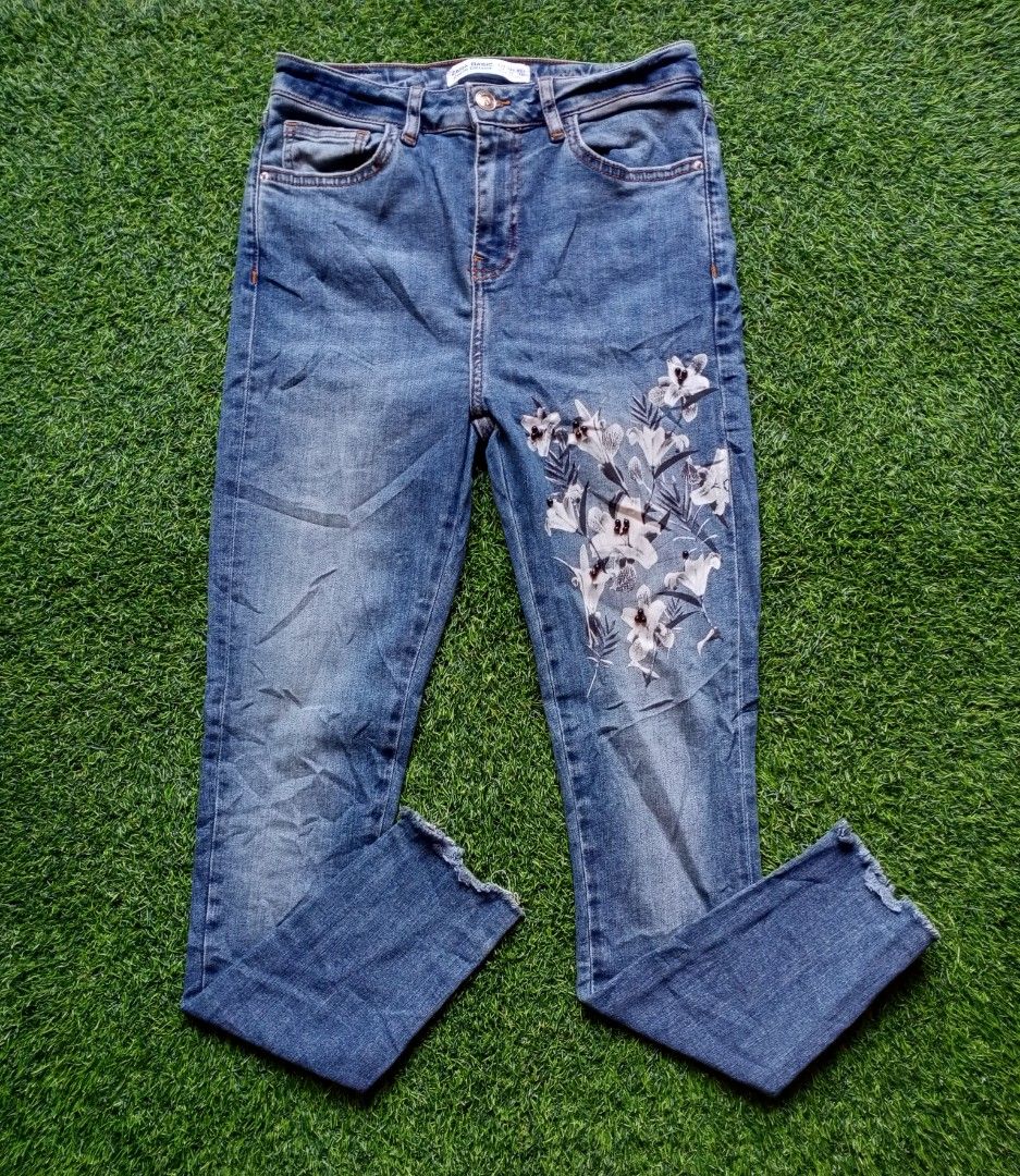 Zara Basic Z1975 Denim Painted Beaded Flowers (Category: Jeans) located in Taguig. Submitted by Wacofancy (Listing ID 1355039100, Image 1). Description: Condition 10/10 Stretch Skinny Size on tag: Mex 26 Actual Size: Waist 26-28 Length 37 Thigh 9 Leg opening 4.5 *Actual color may vary due to lighting..