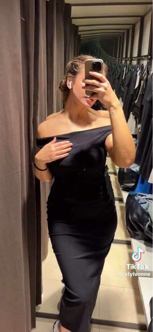 Zara Black Draped Ruched Midi Dress (Category: Dresses) located in Paranaque City. Submitted by kryptonnyte (Listing ID 1355032247, Image 3). Description: Large on tag Fits medium to large Super pretty when worn 😍 flattering cut No when worn Lowballers and demanding/unreasonable potential buyers will be ignored. Please don’t ask for the last price if you are not going to purchase the item. Let’s not waste each other’s time ☺️.