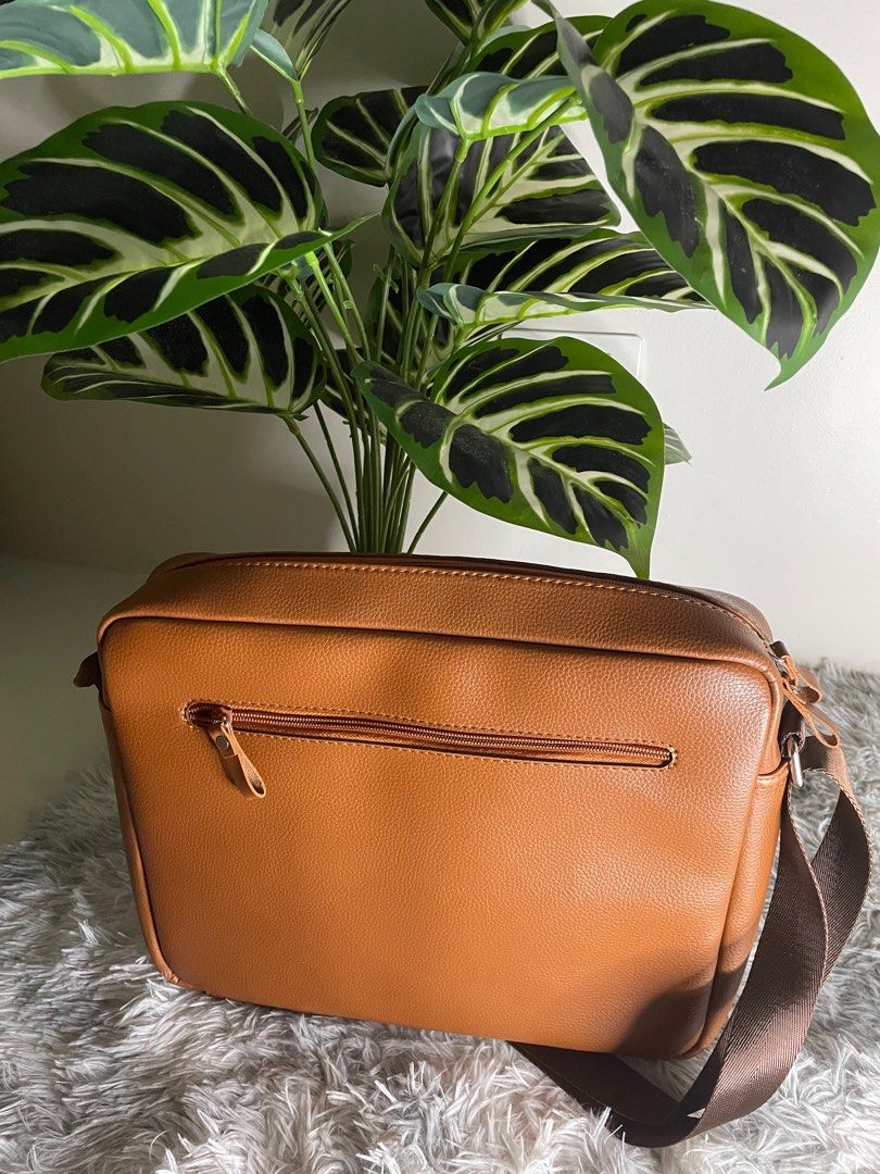 12” LAPTOP SLING BAG TAN MCJIM LEATHER BRIEFCASE (Category: Briefcases) located in Mandaluyong City. Submitted by apricia (Listing ID 1355155225, Image 2). Description: srp; 5k+ MCJIM CLASSIC LEATHER TAN L NODIM SLING BAG/ BRIEFCASE .