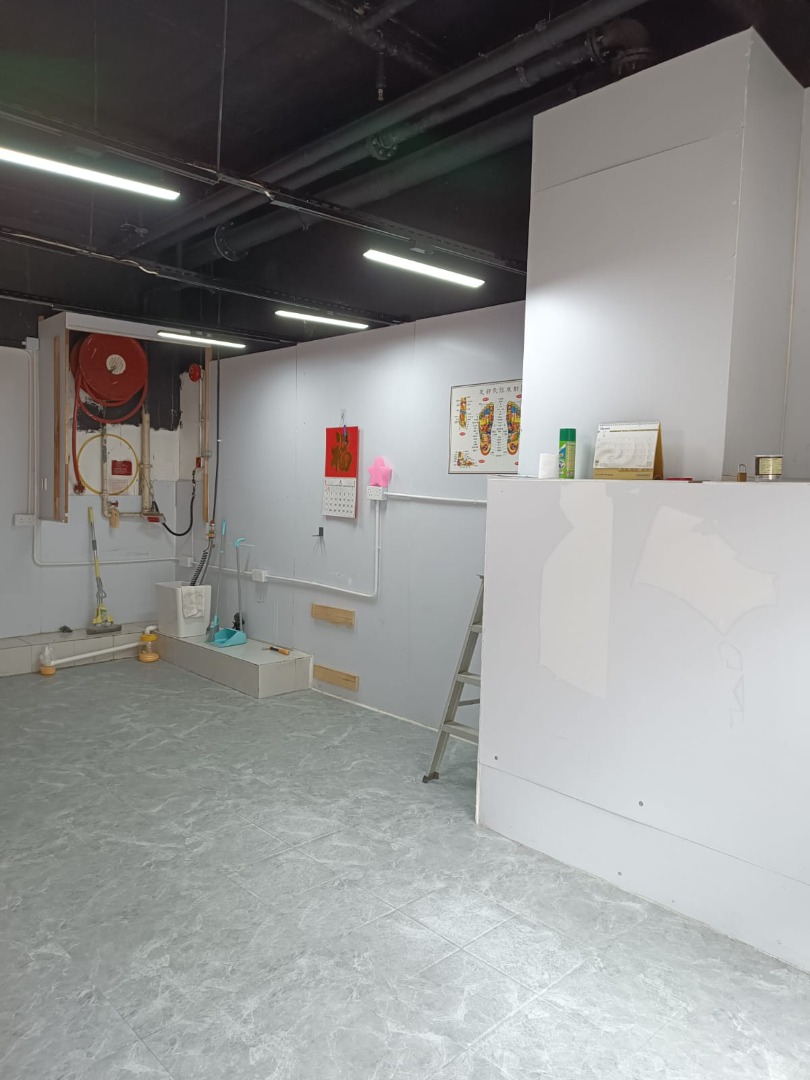 Shop for rent, prime location, steady flow of customers, clean inside and outside, available immediately.62863163962369113