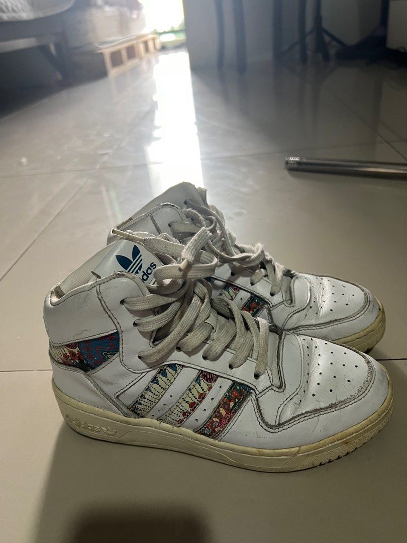 Adidas low cut (Category: Sneakers) located in Quezon City. Submitted by bea3s (Listing ID 1355183568, Image 3). Description: Size 36 Madumi lang sya and yellowish but good pa .