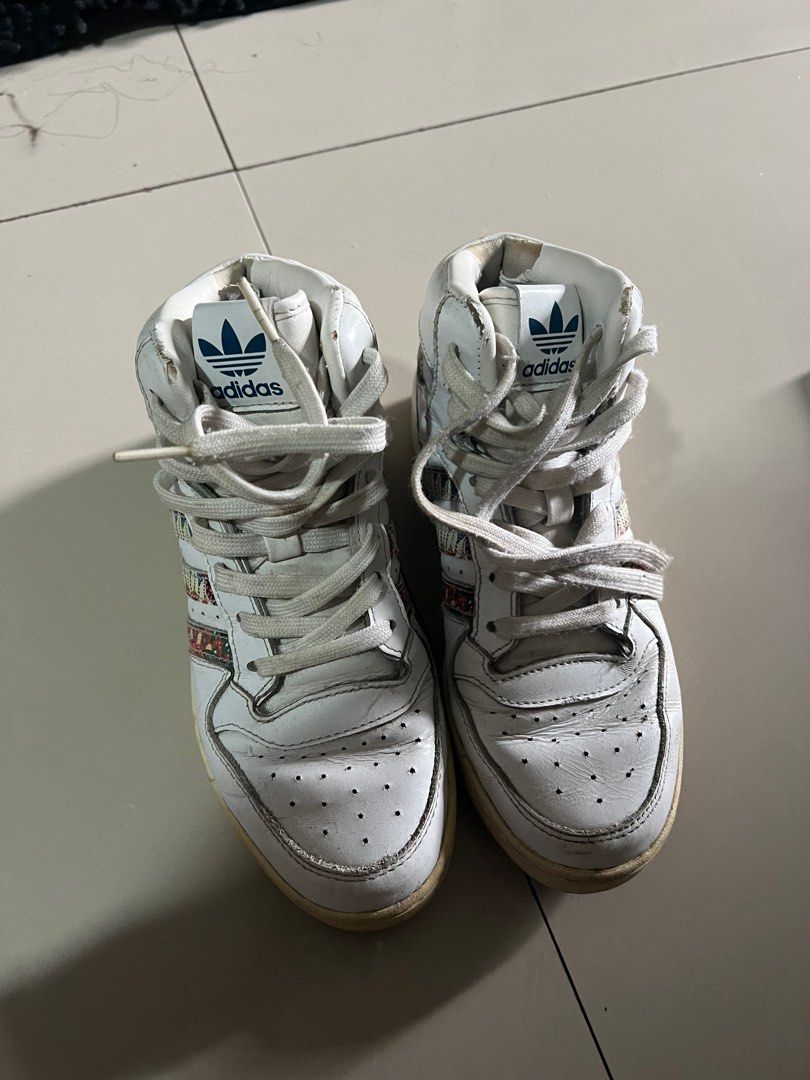 Adidas low cut (Category: Sneakers) located in Quezon City. Submitted by bea3s (Listing ID 1355183568, Image 1). Description: Size 36 Madumi lang sya and yellowish but good pa .