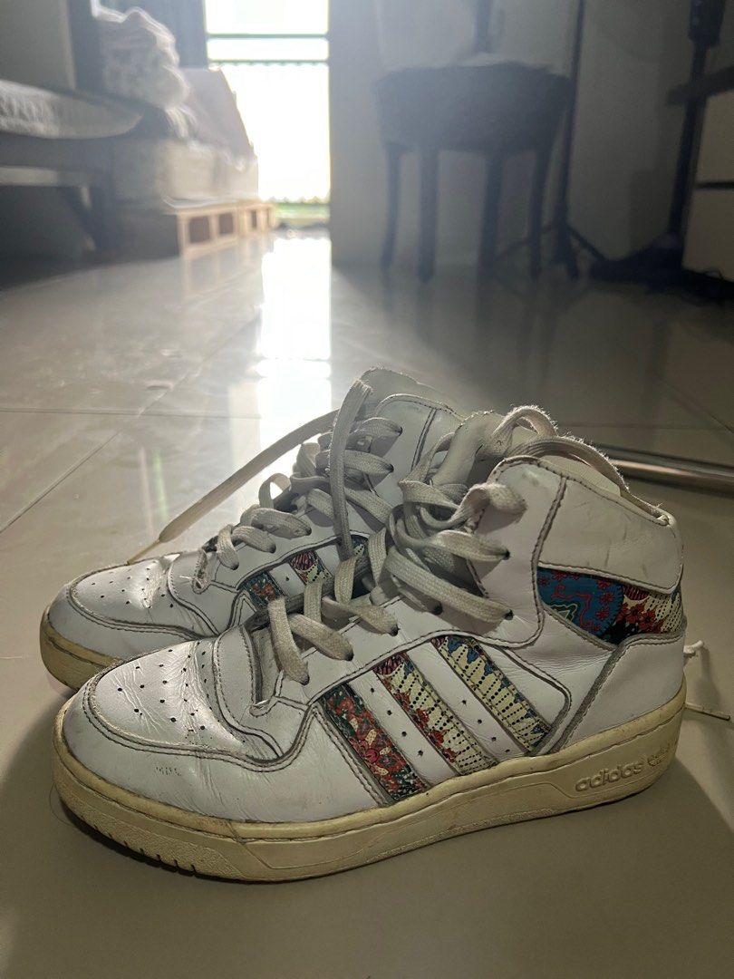 Adidas low cut (Category: Sneakers) located in Quezon City. Submitted by bea3s (Listing ID 1355183568, Image 2). Description: Size 36 Madumi lang sya and yellowish but good pa .