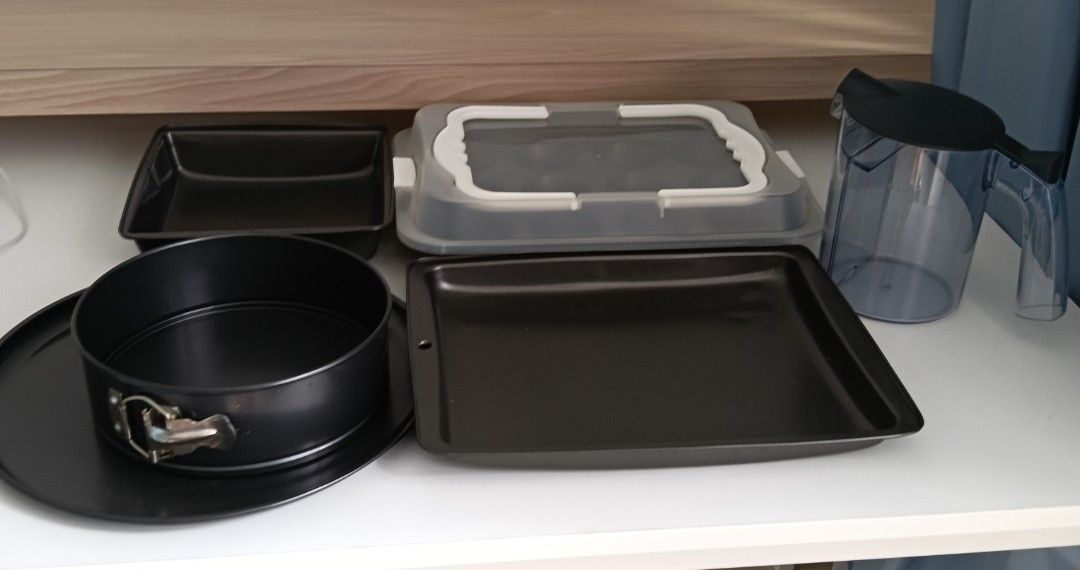 Baking Pans &measuring jug