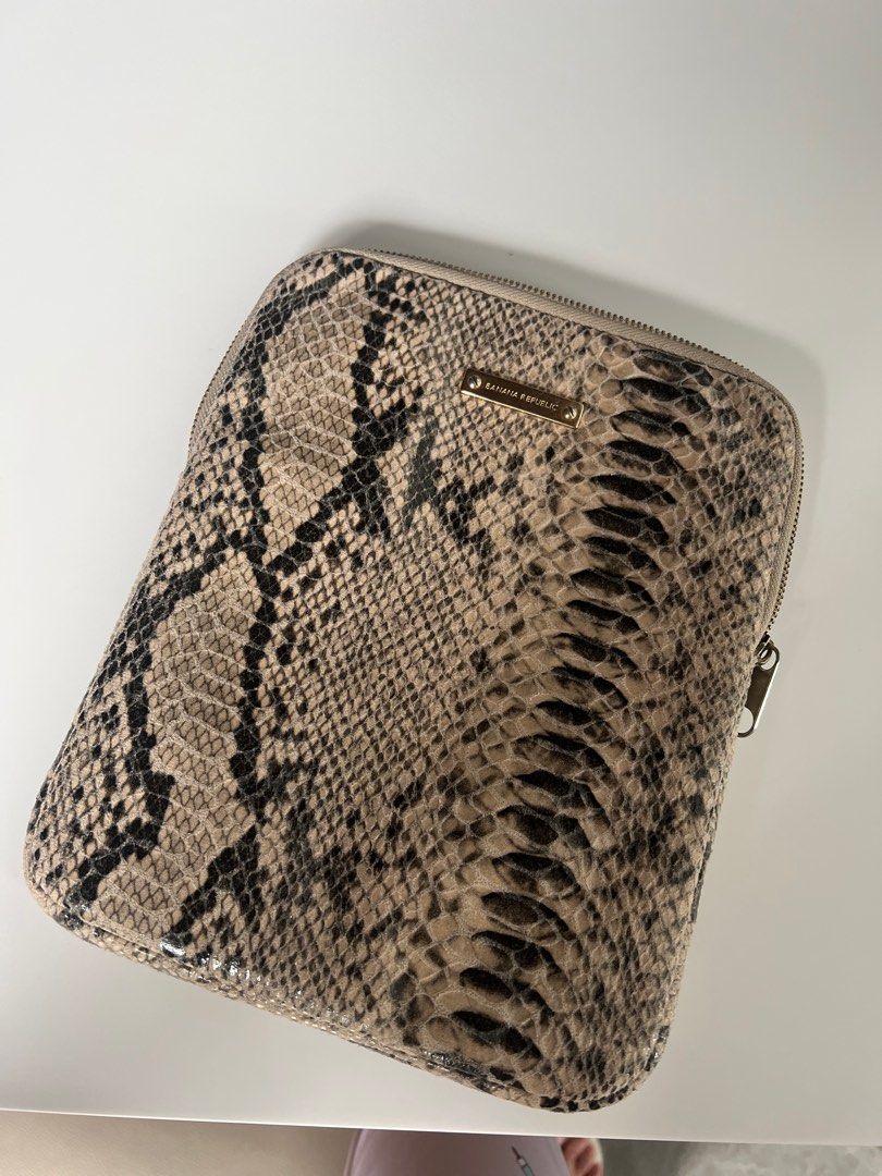 Banana Republic Tablet Case (Category: Cases & Sleeves) located in Angeles City. Submitted by mkp125 (Listing ID 1355137394, Image 1). Description: - no flaws - 10x8 inches - payment via gcash/bpi - sf c/o buyer at P65-85.
