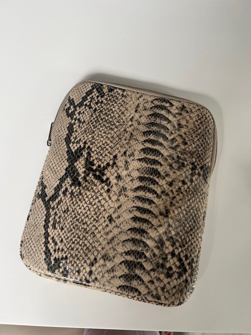 Banana Republic Tablet Case (Category: Cases & Sleeves) located in Angeles City. Submitted by mkp125 (Listing ID 1355137394, Image 2). Description: - no flaws - 10x8 inches - payment via gcash/bpi - sf c/o buyer at P65-85.