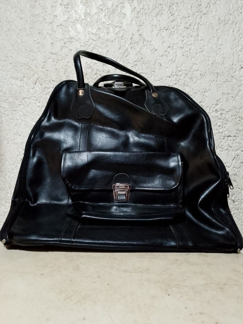 Black Leather large bag (Category: Luxury Bags & Wallets) located in Tagaytay City. Submitted by jagsassortedph (Listing ID 1355202356, Image 1). Description: Leather large Bag ☆ 18 × 11×18 inch ☆ Large capacity ☆ with shoulder strap ☆ Negotiable price ☆ Colors may vary due to lighting.