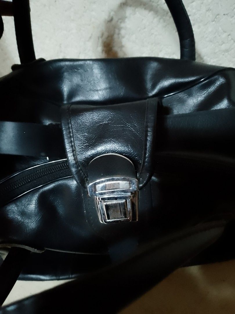 Black Leather large bag (Category: Luxury Bags & Wallets) located in Tagaytay City. Submitted by jagsassortedph (Listing ID 1355202356, Image 2). Description: Leather large Bag ☆ 18 × 11×18 inch ☆ Large capacity ☆ with shoulder strap ☆ Negotiable price ☆ Colors may vary due to lighting.