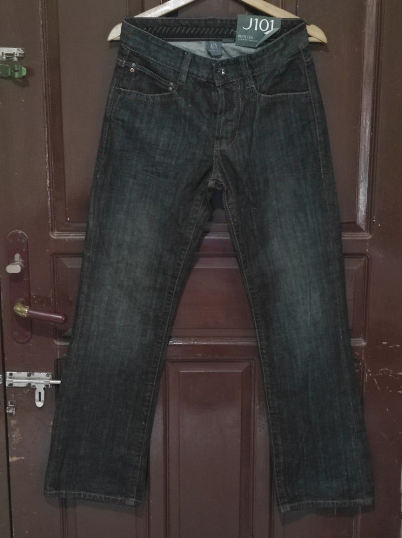 Bnew Armani Exchange jeans (Category: Luxury Apparel) located in Bacolod City. Submitted by PSGTHRIFTIES (Listing ID 1355181035, Image 2). Description: Excellent to as new condition Need wash Size 32 on tag Dimensions: W: 30-31 L: 42 Leg opening/Hem: 9 DM📩📩.