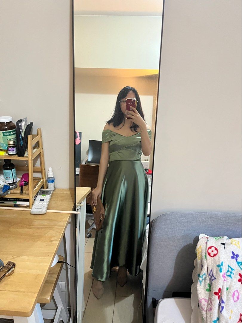 Bridesmaid Gown Olive Green (Category: Evening dresses & gowns) located in Quezon City. Submitted by krtstn (Listing ID 1355170689, Image 2). Description: Used Once Exact measurements in the photo height: 5’5 weight: 57kg small to medium frame .