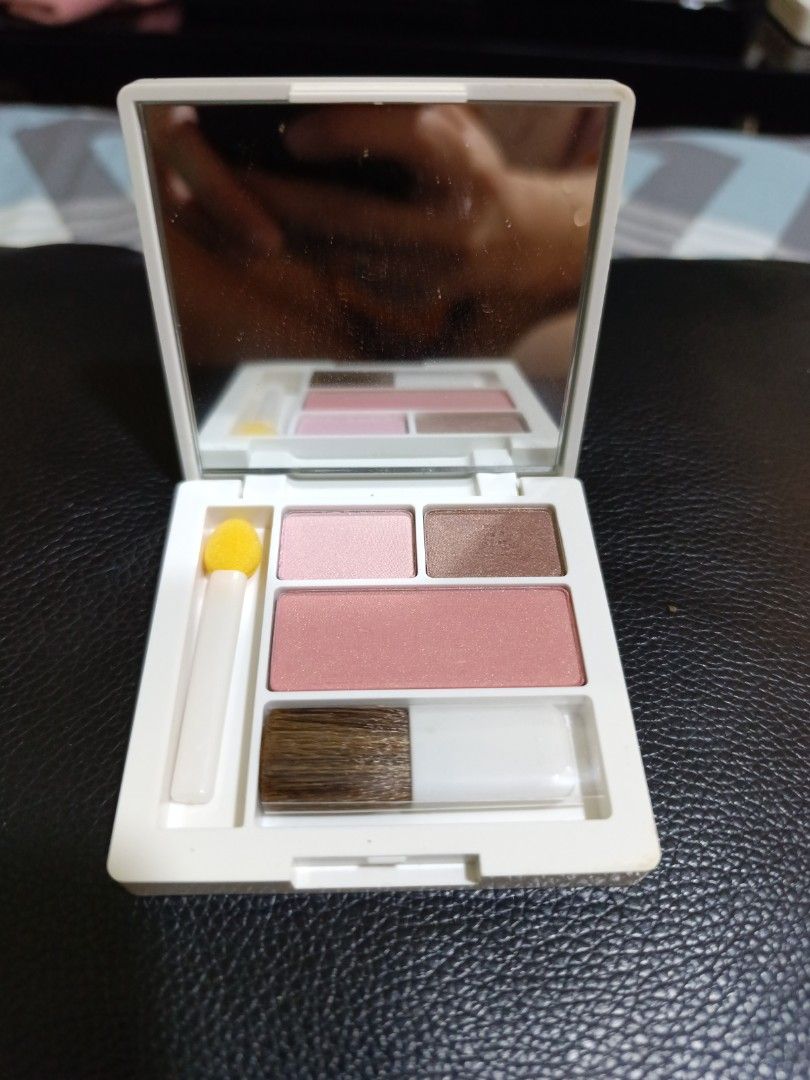 Clinique Eyeshadow & Blush on Set (Category: Makeup) located in Makati City. Submitted by declutz_miraieonlineshop (Listing ID 1355142498, Image 1). Description: Authentic Bought in Japan..