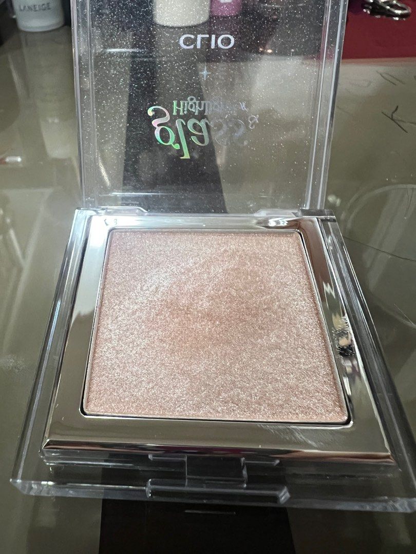 Clio Glass Highlighter in Smooth Dough (Category: Makeup) located in Paranaque City. Submitted by mcmyg (Listing ID 1355099042, Image 3). Description: Clio Glass Highlighter in shade 02 Smooth Dough bought from 🍊app just this month (Feb 2025) used 2x only, still like new shade not for me.