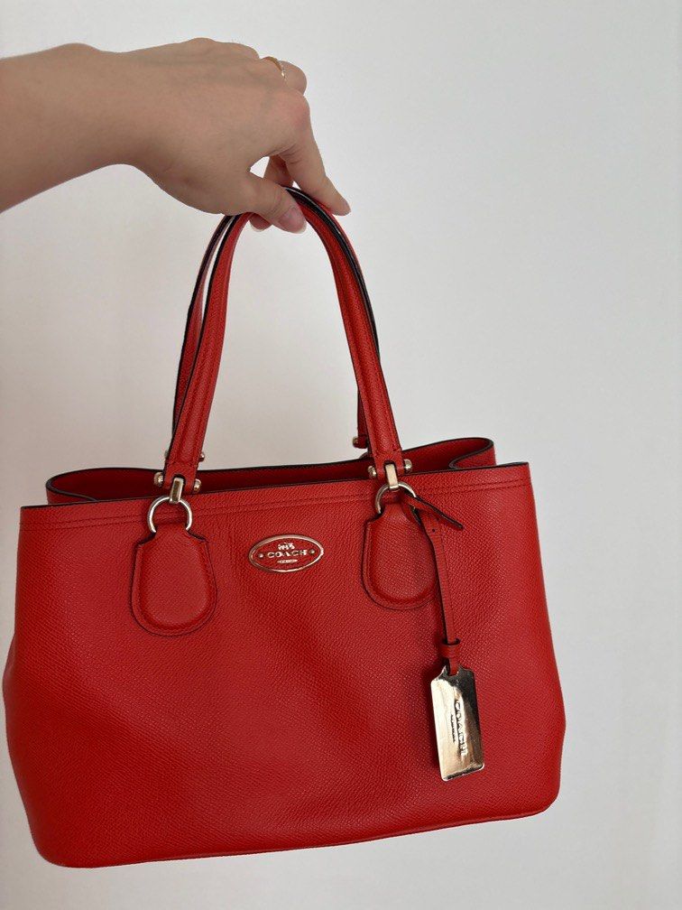 Coach bag (Category: Bags & Wallets) located in Singapore. Submitted by unicornandmakeup (Listing ID 1355159607, Image 1). Description: Bought when i was younger but never use it. .