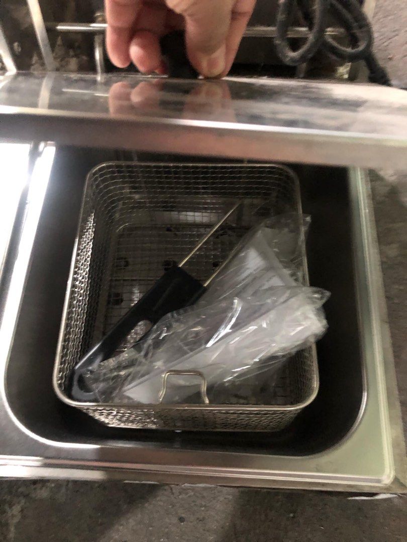Double Electric Deep Fryer (Category: Other Kitchenware & Tableware) located in Manila. Submitted by marygracer37790 (Listing ID 1355234606, Image 3). Description: .