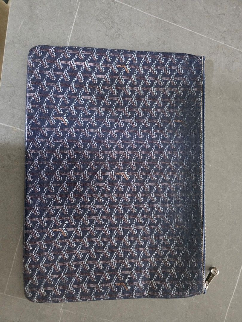 Goyard Pouch (Category: Luxury Bags & Wallets) located in Makati City. Submitted by shabbypotato (Listing ID 1355144069, Image 1). Description: Authentic Goyard Pouch No dustbag but pwede ko ipa entrupy if sure buyer Can do meet up in Estancia or SM Megamall.