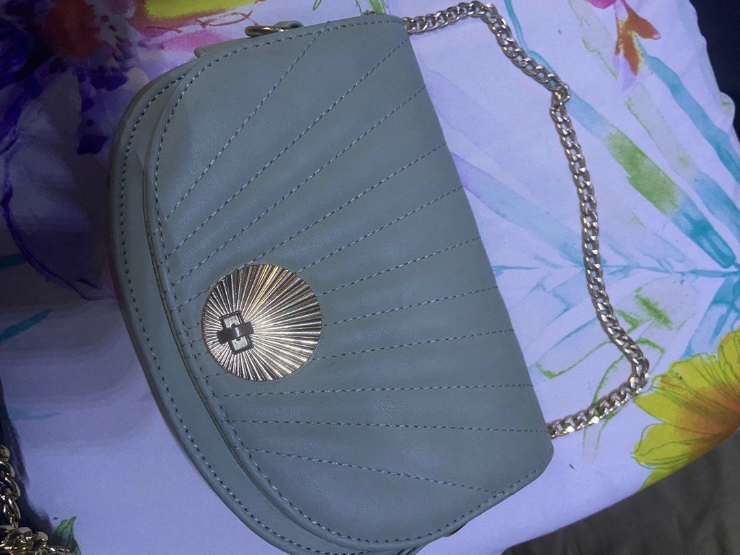 Jovanni small shoulder bag (Category: Shoulder Bags) located in Manila. Submitted by prelovedbyhya (Listing ID 1355104461, Image 1). Description: No issue ! good as brand new, twice palang nagamit kasya small powerbank, makeups, phones, small wallet and more na mapapagkasya nyo🤣.