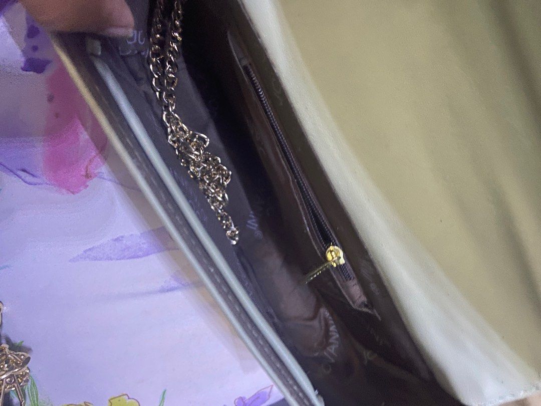 Jovanni small shoulder bag (Category: Shoulder Bags) located in Manila. Submitted by prelovedbyhya (Listing ID 1355104461, Image 2). Description: No issue ! good as brand new, twice palang nagamit kasya small powerbank, makeups, phones, small wallet and more na mapapagkasya nyo🤣.