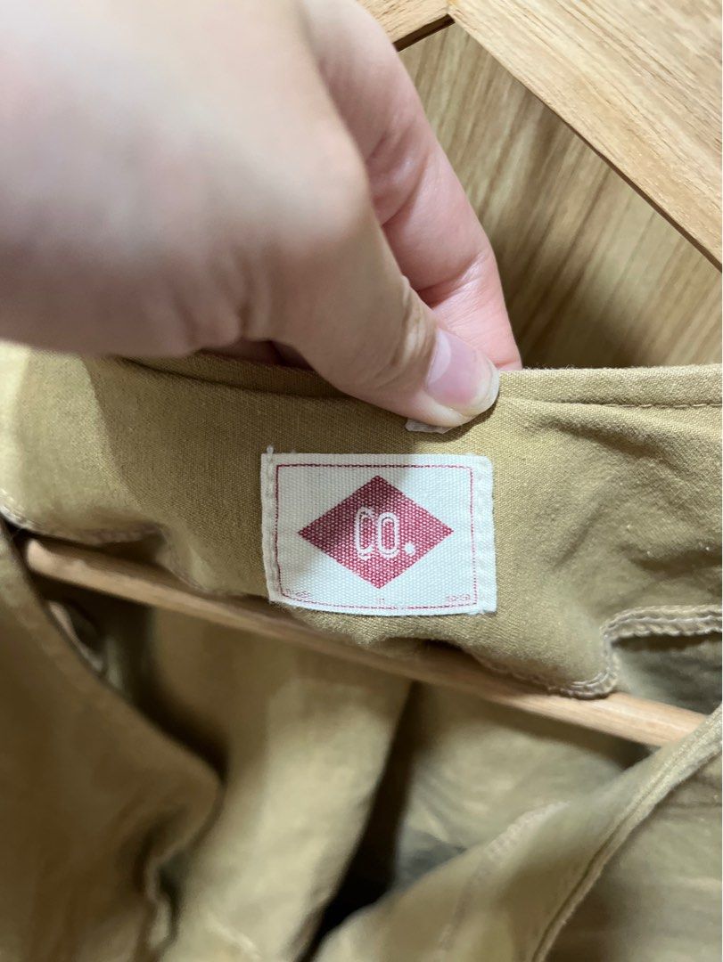Khaki Utility Vest Unisex (Category: Coats, Jackets and Outerwear) located in Manila. Submitted by declutterwdmax (Listing ID 1355222724, Image 3). Description: - ver high quality - has real pockets - fits small - large - unisex!!.