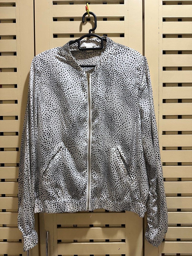Light jacket (Category: Blouses) located in Ampang. Submitted by farah_ever_loved (Listing ID 1355179482, Image 1). Description: .