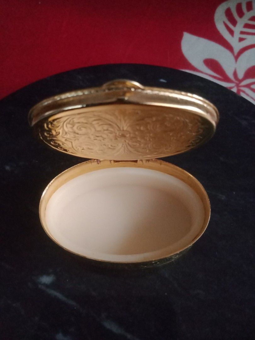 L Limoges Trinket Box (Courting Couple) (Category: Accessory Holder, Box & Organizers) located in San Marcelino. Submitted by tatac1vs (Listing ID 1355183266, Image 2). Description: 22K on Cobalt/Silver Metal.