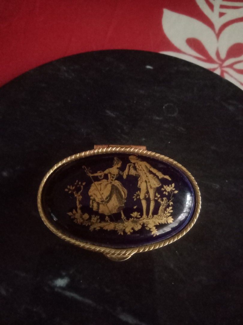 L Limoges Trinket Box (Courting Couple) (Category: Accessory Holder, Box & Organizers) located in San Marcelino. Submitted by tatac1vs (Listing ID 1355183266, Image 1). Description: 22K on Cobalt/Silver Metal.