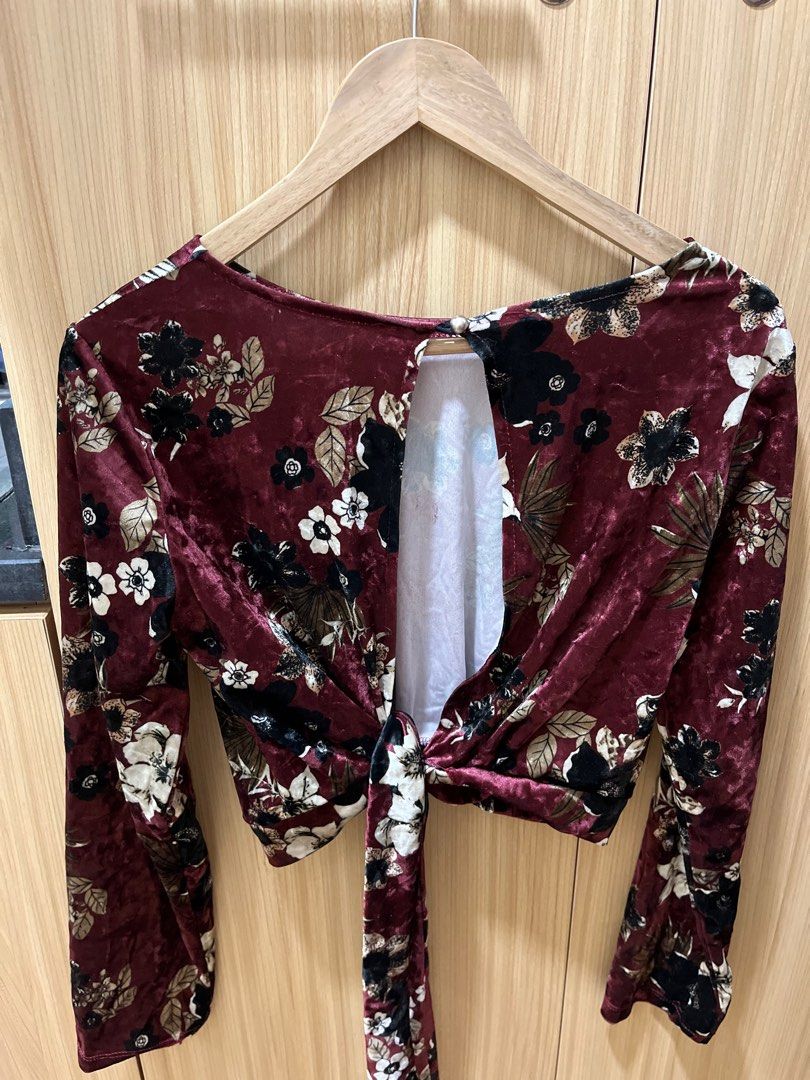 Long Sleeves Open back floral top (Category: Others Tops) located in Manila. Submitted by declutterwdmax (Listing ID 1355223284, Image 2). Description: - fits small-medium - self tie & open back .