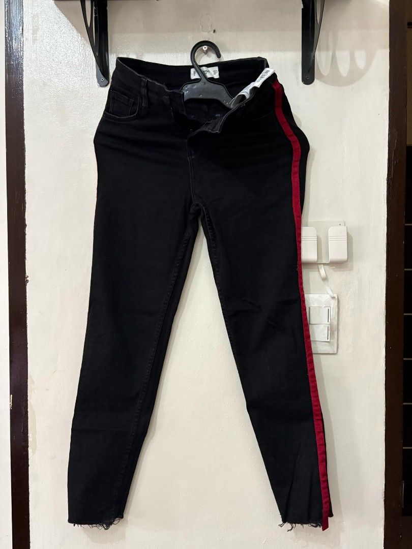 Mango black skinny jeans w red lining (Category: Jeans) located in Las Pinas. Submitted by junghotline (Listing ID 1355199466, Image 1). Description: .