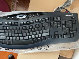 Microsoft keyboard and mouse63007095372163110