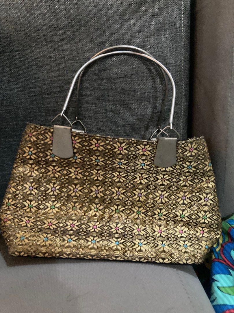 Shoulder Bag (Category: Shoulder Bags) located in Quezon City. Submitted by augustine_l (Listing ID 1355229483, Image 1). Description: .