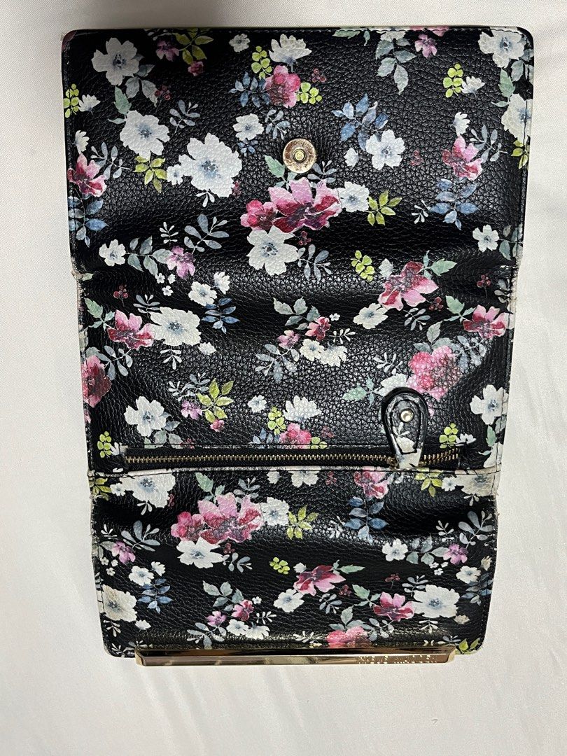 Steve Madden / Thailand / Kipling long wallet (Category: Wallets & Card holders) located in Quezon City. Submitted by umsph (Listing ID 1355199686, Image 2). Description: Misc Wallets for Php 500 each or Php 1000 for all! Prices also negotiable - all zippers intact 1. Steve Madden Floral Gold Wallet Purchased from store 2021 No issues 2. Elephant Genuine Leather Purchased from thailand boutique 2019 3. Kipling Grey Long Wallet - SOLD Pls manage e