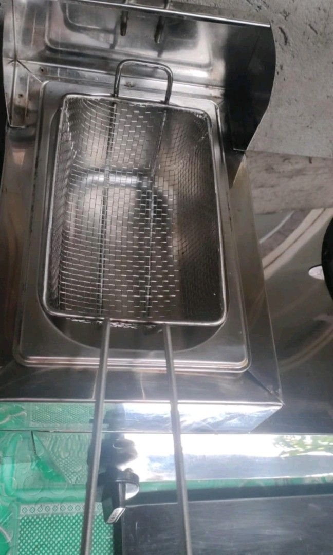 Stove and deep frying pan (2 in 1) (Category: Other Kitchen Appliances) located in Pasig City. Submitted by xanzhx (Listing ID 1355277089, Image 3). Description: no issue. working na kasi kaya wala na time magbusiness. medyo nagbakbak lang yung paint sa stove kasi nakatambak lang..