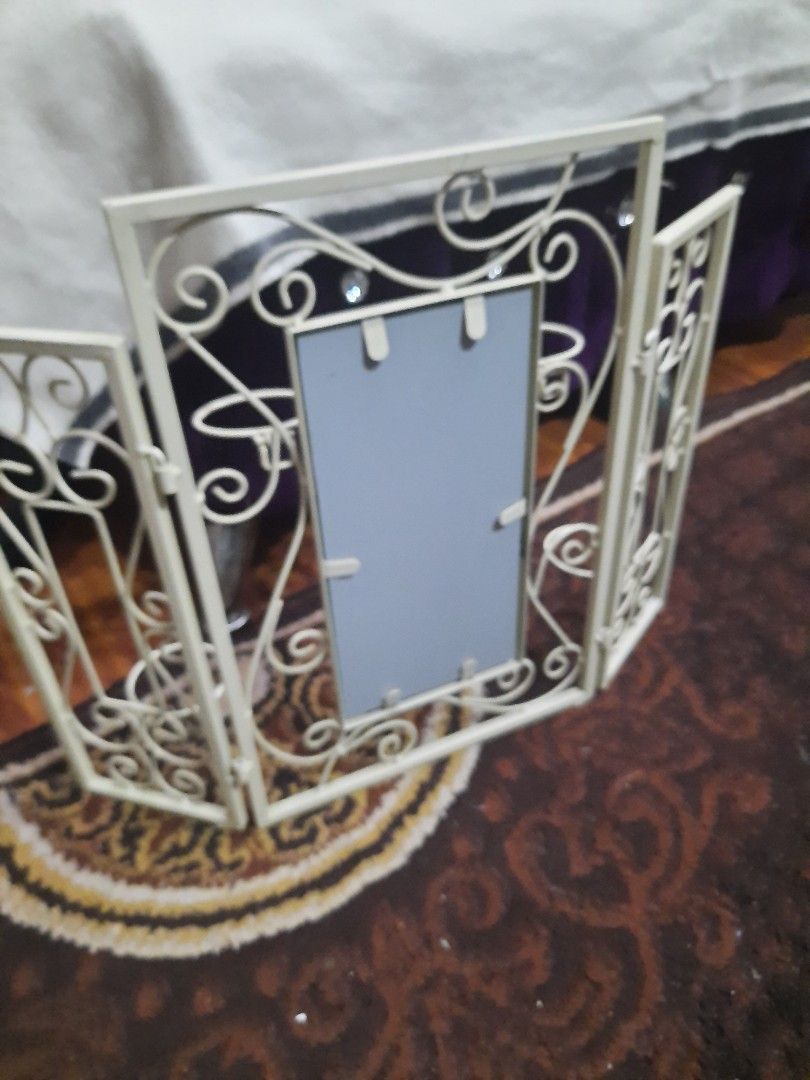 Table top mirror 18.5x14 steel durable (Category: Mirrors) located in Manila. Submitted by luckycharm_215 (Listing ID 1355192659, Image 3). Description: used good condition England origin.