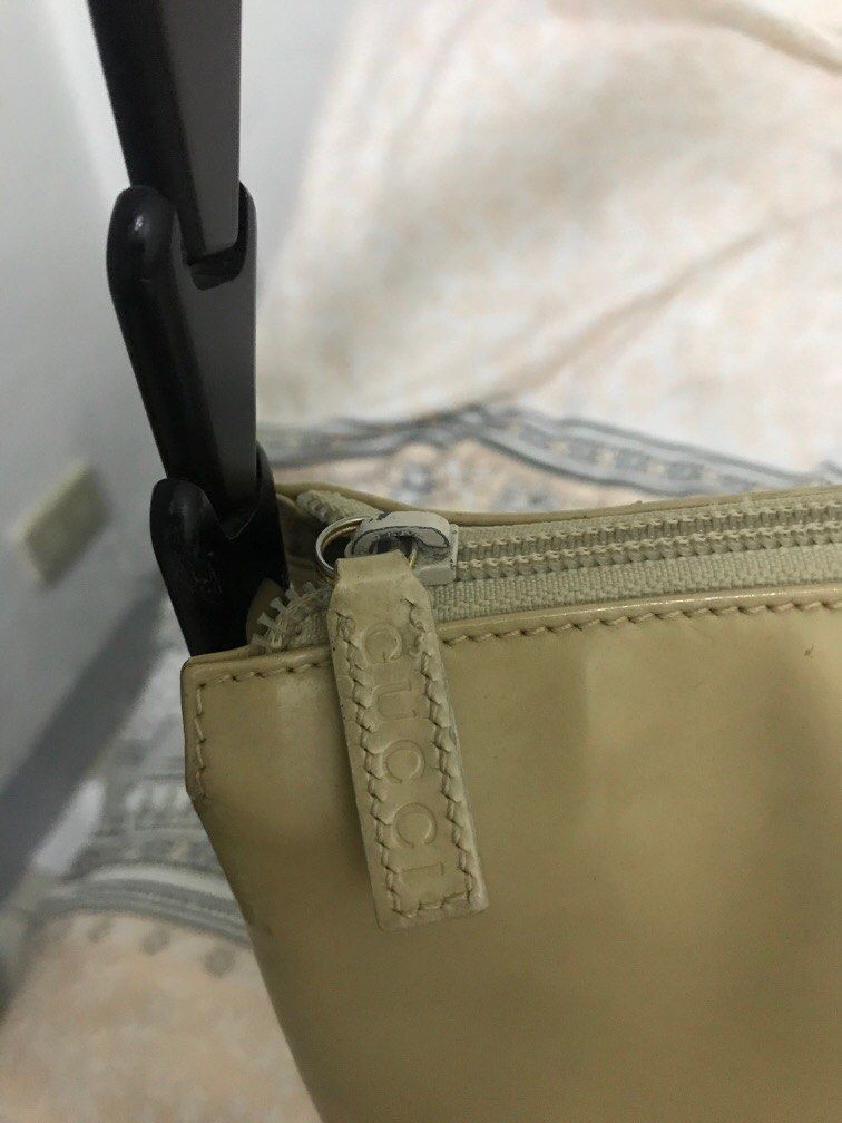 Vintage Authentic Gucci patent Shoulder Bag (Category: Luxury Bags & Wallets) located in Manila. Submitted by freshlemon58885 (Listing ID 1355239651, Image 3). Description: Need repair at the handle area .