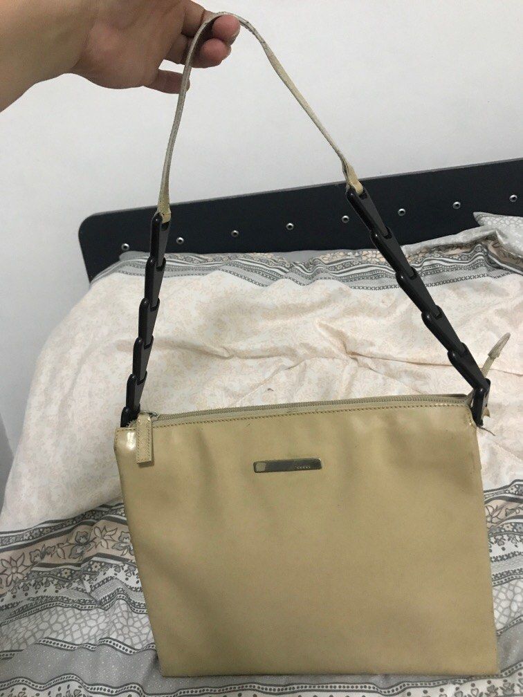 Vintage Authentic Gucci patent Shoulder Bag (Category: Luxury Bags & Wallets) located in Manila. Submitted by freshlemon58885 (Listing ID 1355239651, Image 1). Description: Need repair at the handle area .
