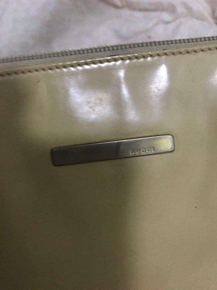 Vintage Authentic Gucci patent Shoulder Bag (Category: Luxury Bags & Wallets) located in Manila. Submitted by freshlemon58885 (Listing ID 1355239651, Image 2). Description: Need repair at the handle area .