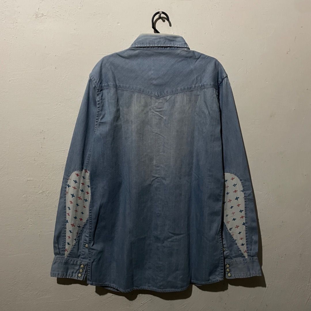 Visvim Denim Longsleeves (Category: Formal Shirts) located in Bacolod City. Submitted by cast.archives (Listing ID 1355231784, Image 3). Description: Visvim Denim Longsleeves Size: Xl on tag fits Large Condition: Good Flaw: Faded washed collar 2,500+shipping fee.
