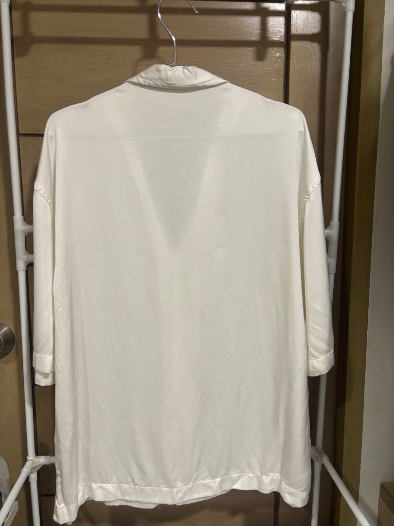 Zara White Silk Polo (Category: Tshirts & Polo Shirts ) located in Cebu City. Submitted by 64200021 (Listing ID 1355267953, Image 3). Description: Zara White polo silk Small Worn twice Negotiable Meet up It park or ayala Cebu LBC COP available.