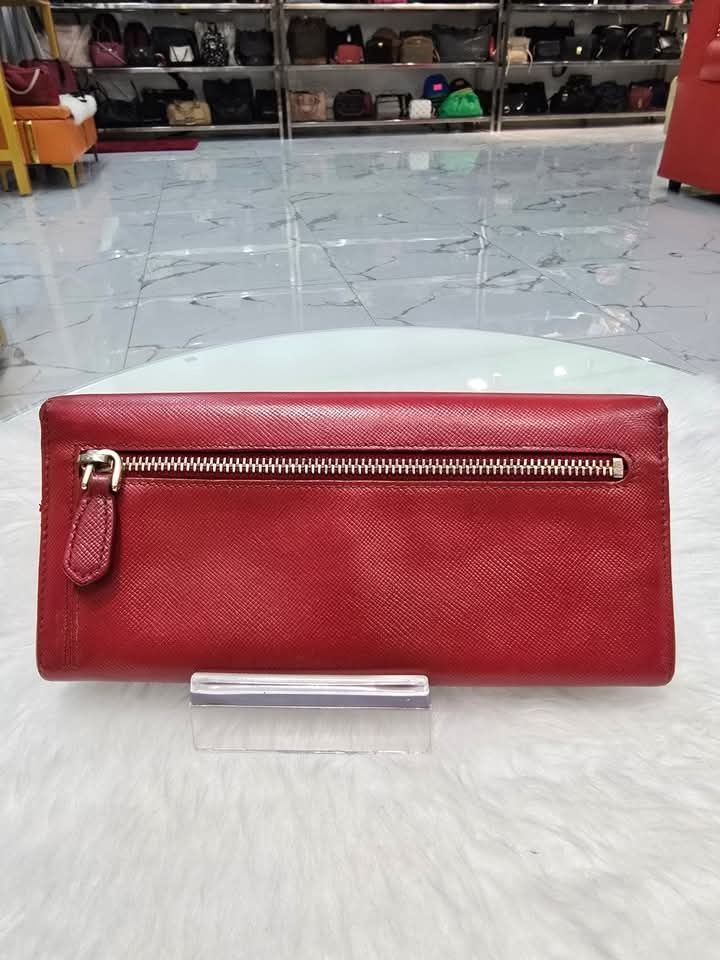 💜 Prada Saffiano Triangle Continental Flap Wallet Fuoco (Category: Luxury Bags & Wallets) located in Lala. Submitted by mohsin0825 (Listing ID 1355389970, Image 3). Description: Prada Saffiano Triangle Continental Flap Wallet Fuoco P11,990+sf Guaranteed Authentic 💯 In good condition/ 📍Not affiliated or associated with any brand posted. All brands, product names and logos are the property of their respective original brand.