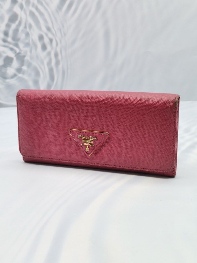 💜 Prada Saffiano Triangle Continental Flap Wallet Fuoco (Category: Luxury Bags & Wallets) located in Lala. Submitted by mohsin0825 (Listing ID 1355389970, Image 1). Description: Prada Saffiano Triangle Continental Flap Wallet Fuoco P11,990+sf Guaranteed Authentic 💯 In good condition/ 📍Not affiliated or associated with any brand posted. All brands, product names and logos are the property of their respective original brand.
