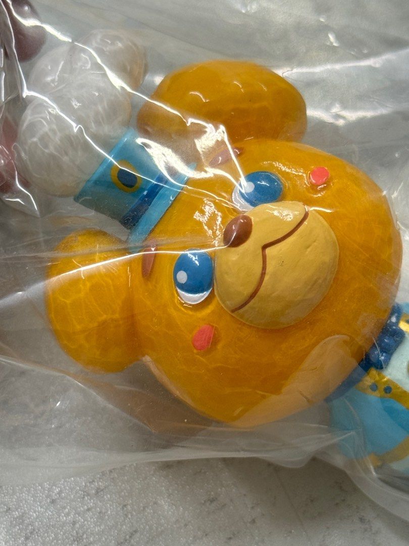 不知名 sofubi 熊仔 （分類：絨毛玩具）位於 Hong Kong。 由 rasmusfolsgaard 提交（商品編號 1355352920，圖片 3）。簡介： 不知名 sofubi 小熊 表面似糖一樣 手好似透明果凍 很可愛 全新未拆 。