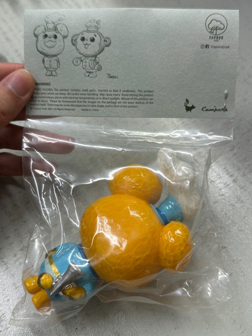 不知名 sofubi 熊仔 （分類：絨毛玩具）位於 Hong Kong。 由 rasmusfolsgaard 提交（商品編號 1355352920，圖片 2）。簡介： 不知名 sofubi 小熊 表面似糖一樣 手好似透明果凍 很可愛 全新未拆 。
