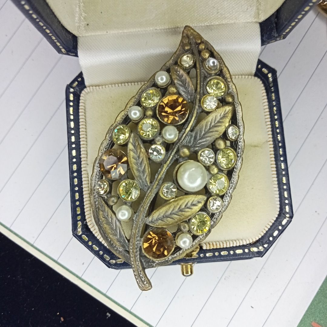 Antique brooch (Category: Luxury Accessories) located in Davao. Submitted by kimpoycaye62726 (Listing ID 1355360226, Image 1). Description: Antique brooch from baul ☺️ Japan surplus source☺️.