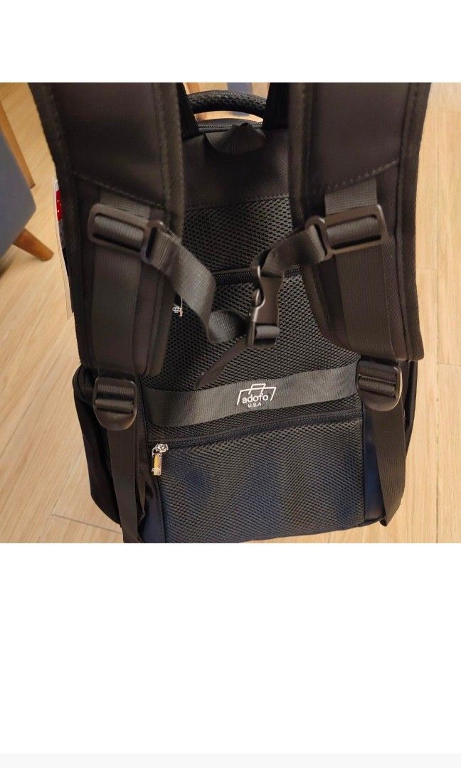 Backpack （分類：背包）位於 Hong Kong。 由 pasojanet 提交（商品編號 1355282805，圖片 4）。簡介： 厚料，重工，一定襟用 隔數多 Adofo美國品牌。